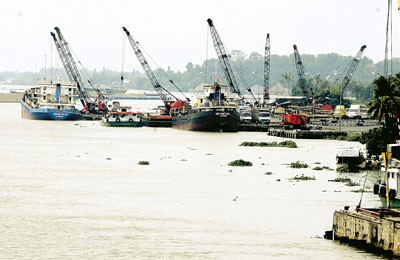 Pollution is rising in Dong Nai River (Photo: SGGP)